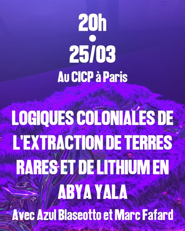 Affiche de la soirée avec les informations du titre, des invités, de l'heure et du lieu, sur fond bleu-violet avec des formes abstraites ressemblant à de la fourrure, de l'herbe, du plastique brillant ou du papier aluminium froissé.